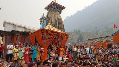 केदारनाथ की डोली ने शीतकालीन गद्दीस्थल ओंकारेश्वर मंदिर उखीमठ से अपने धाम के लिए किया प्रस्थान