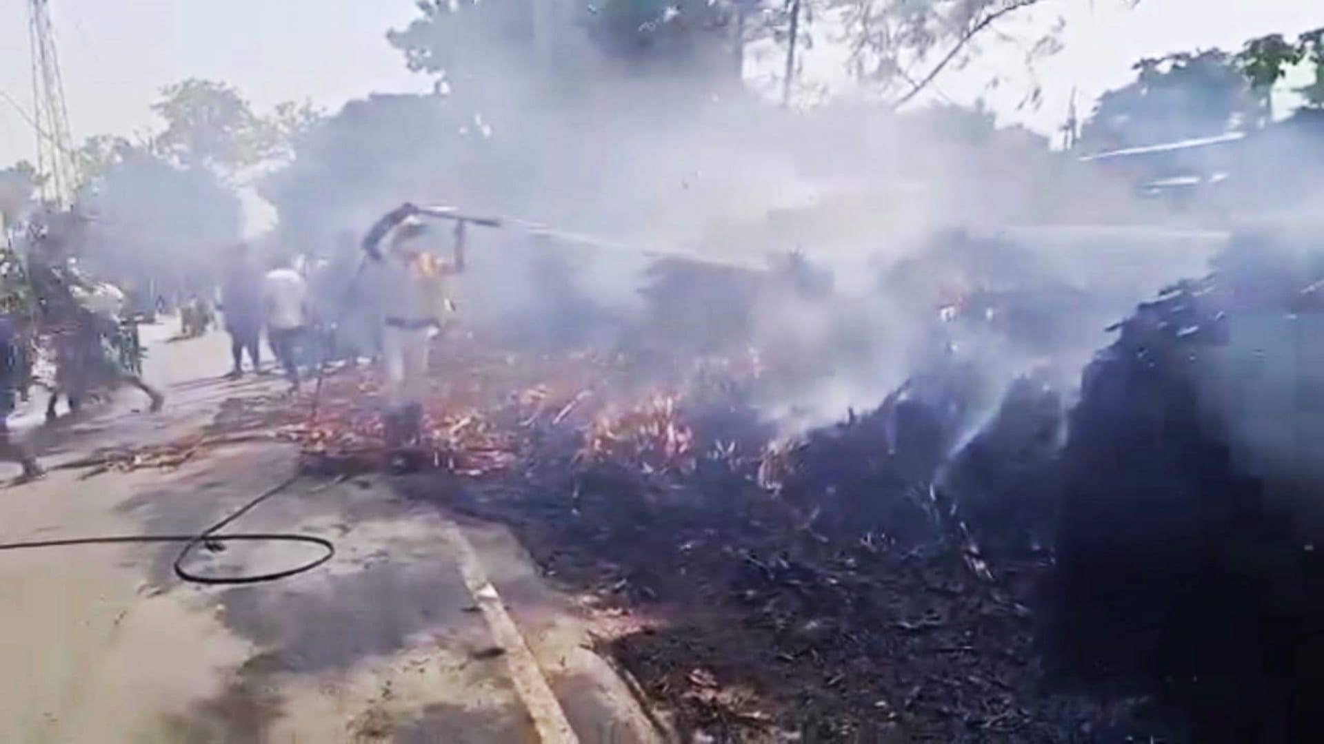 Kishanganj: Loss worth lakhs due to 4 houses burnt in massive fire incident, a child, woman and man got burnt