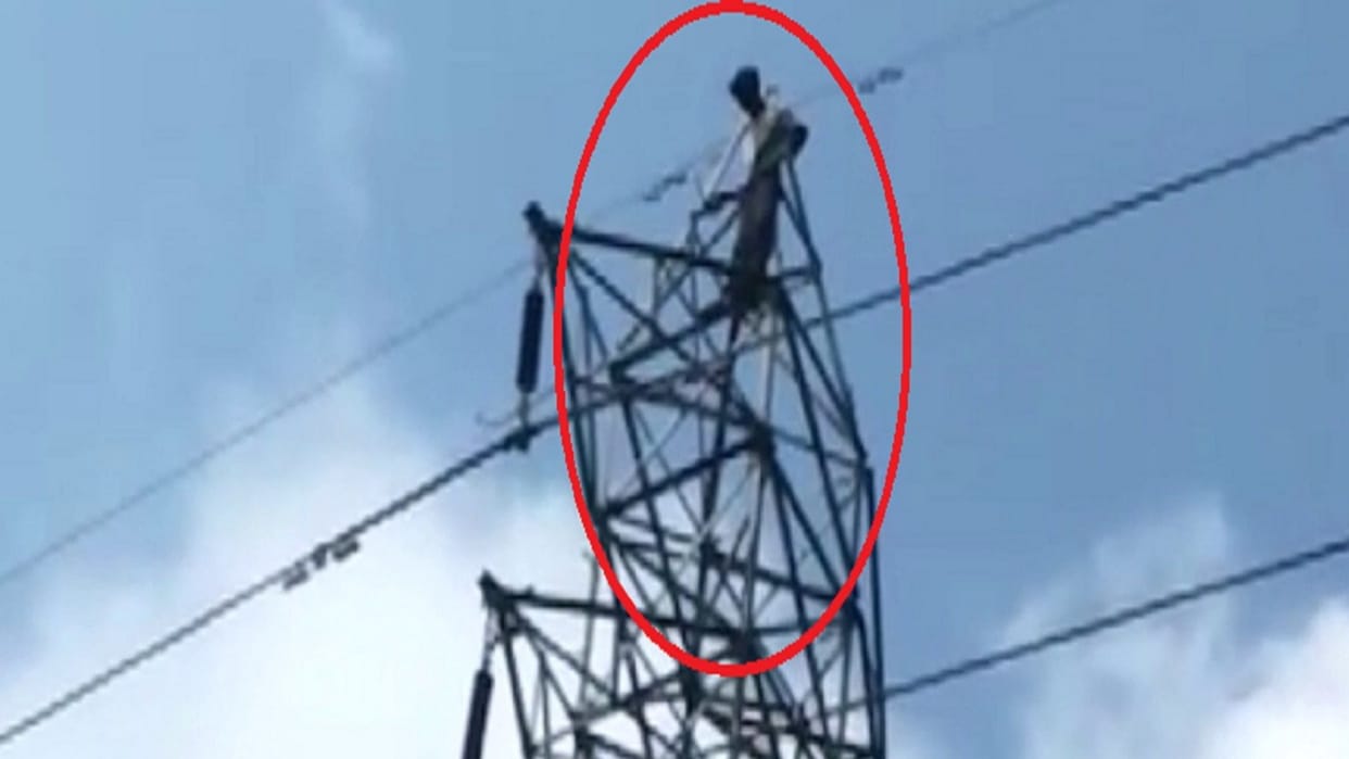Angered by the assault, the young man climbed the mobile tower, brought him down and took him to the police st