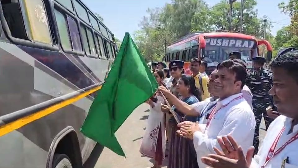 मतदान दल किया गया रवाना