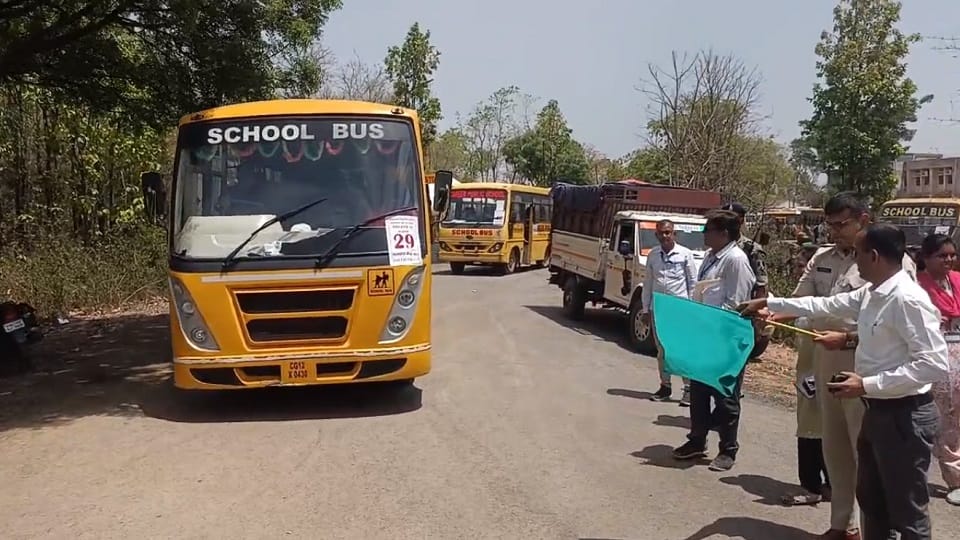 Polling team leaves from IT College eight thousand employees will conduct voting in Korba