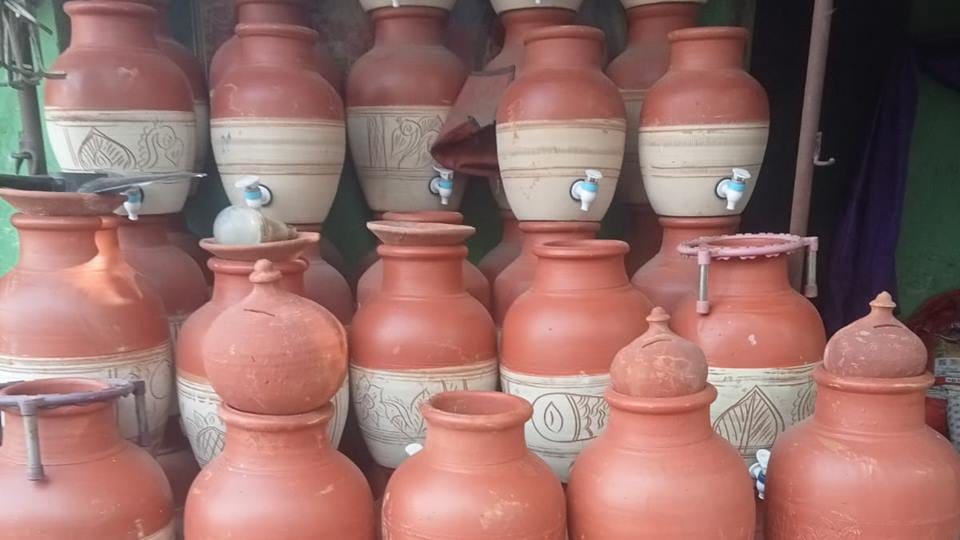 Moradabad: People are liking water from Rajasthani pitcher, more demand for designer and tap pitchers