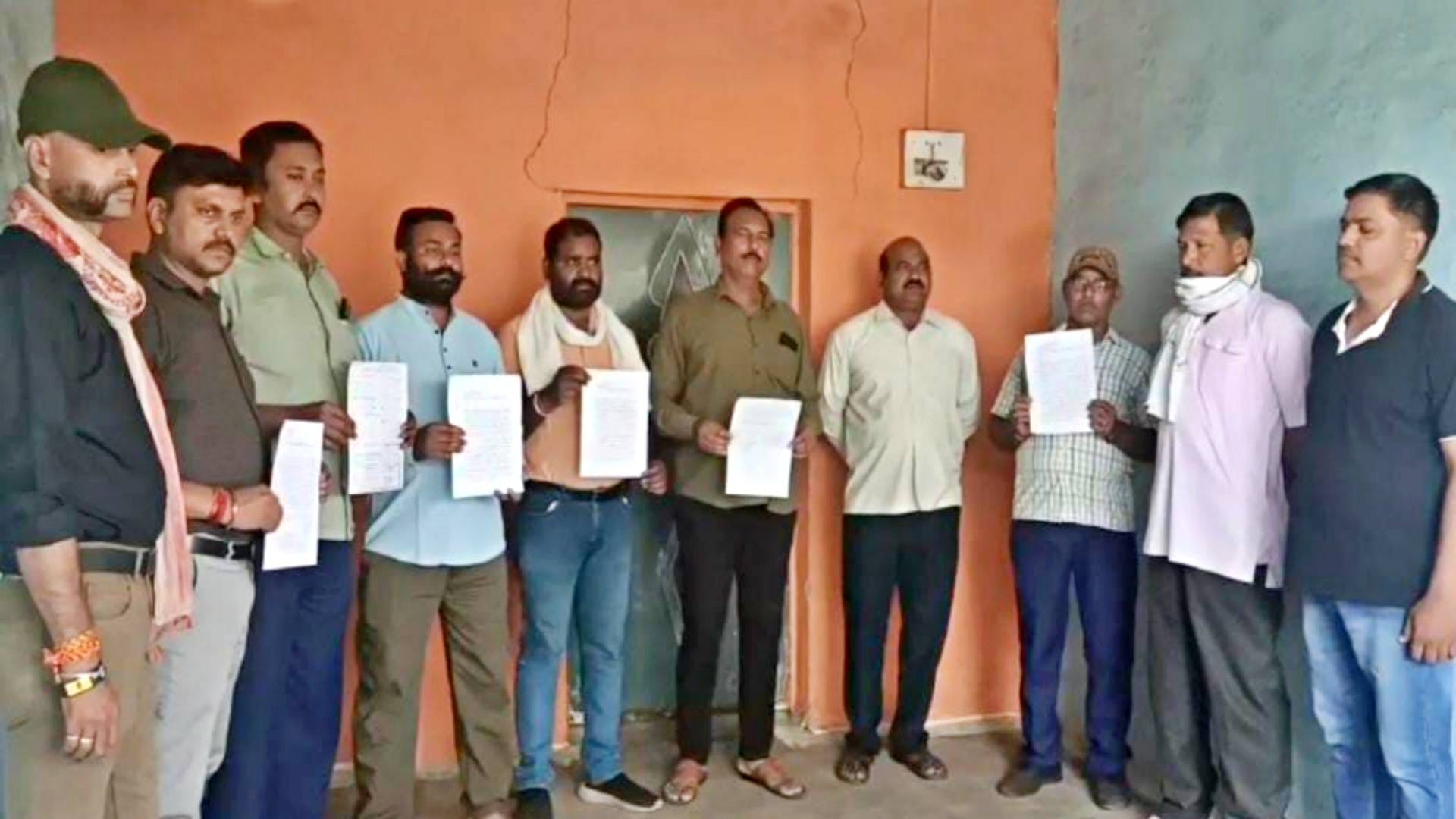 अधिकारियों पर लगाए गंभीर
