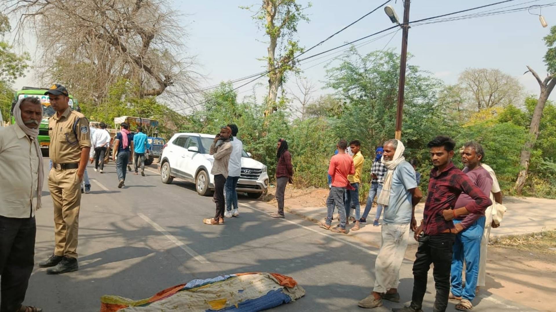 सड़क पर लगाया जाम