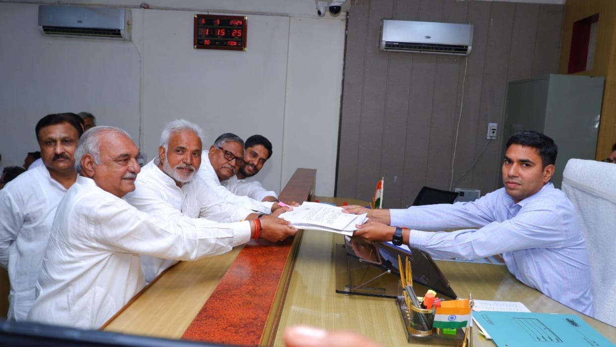 Former CM Hooda arrived to file nomination of Jai Parkash for Hisar Lok Sabha