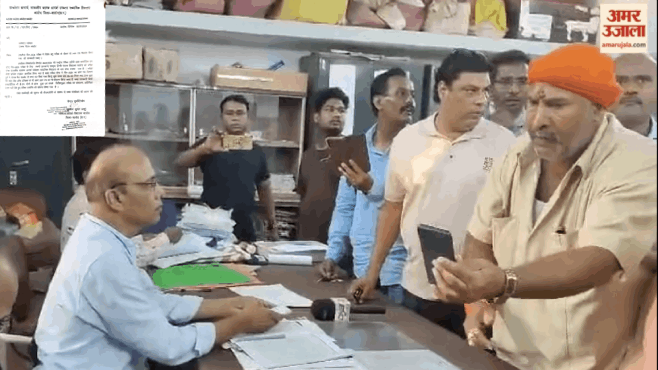 नीट एग्जाम में हुई लापरवाही के बाद परिजनों का हंगामा