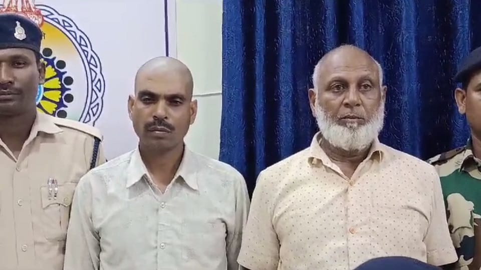 पुलिस की गिरफ्त में आरोपी