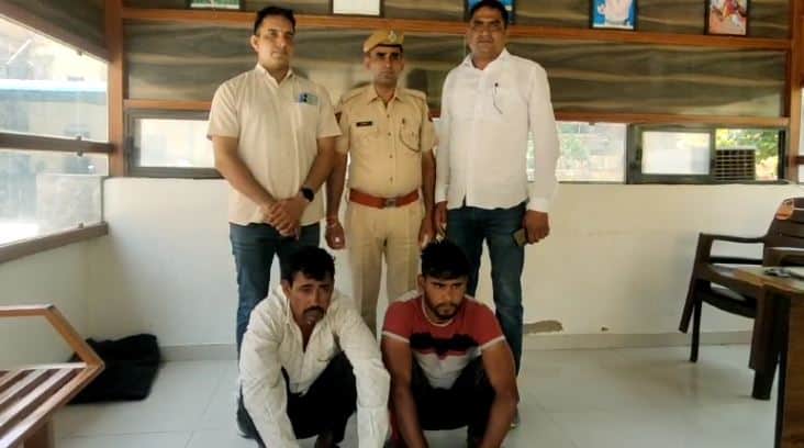पुलिस की गिरफ्त में आरोपी।