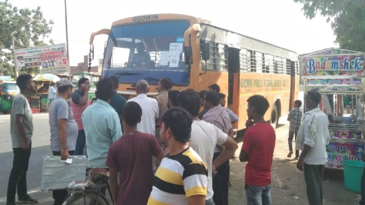 presiding officer creates ruckus on road after hot talk with bus driver in Bareilly