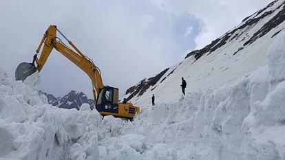35 feet high ice mountains will have to be cut to restore Rohtang