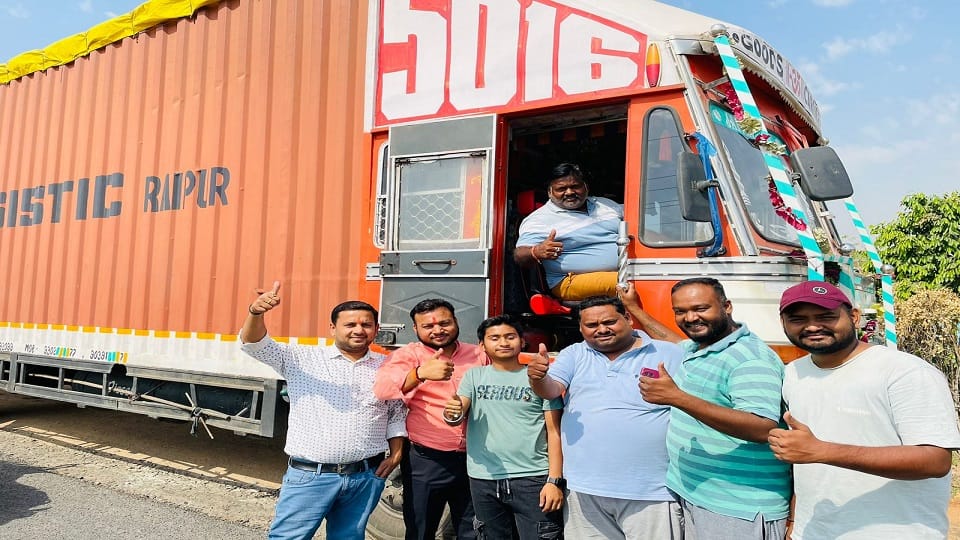 Rajesh Ravani Famous YouTuber professional truck driver received praise from Anand Mahindra