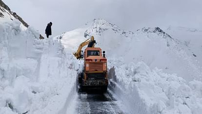 Tourists will be able to see the snowy valleys of Rohtang Pass next month, snow removal work continu