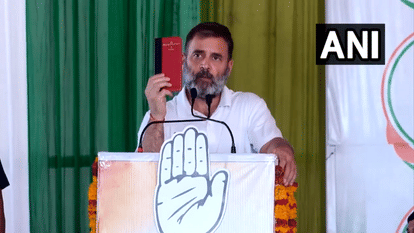 सभा में संविधान की प्रतिलिपी दिखाते राहुल गांधी।