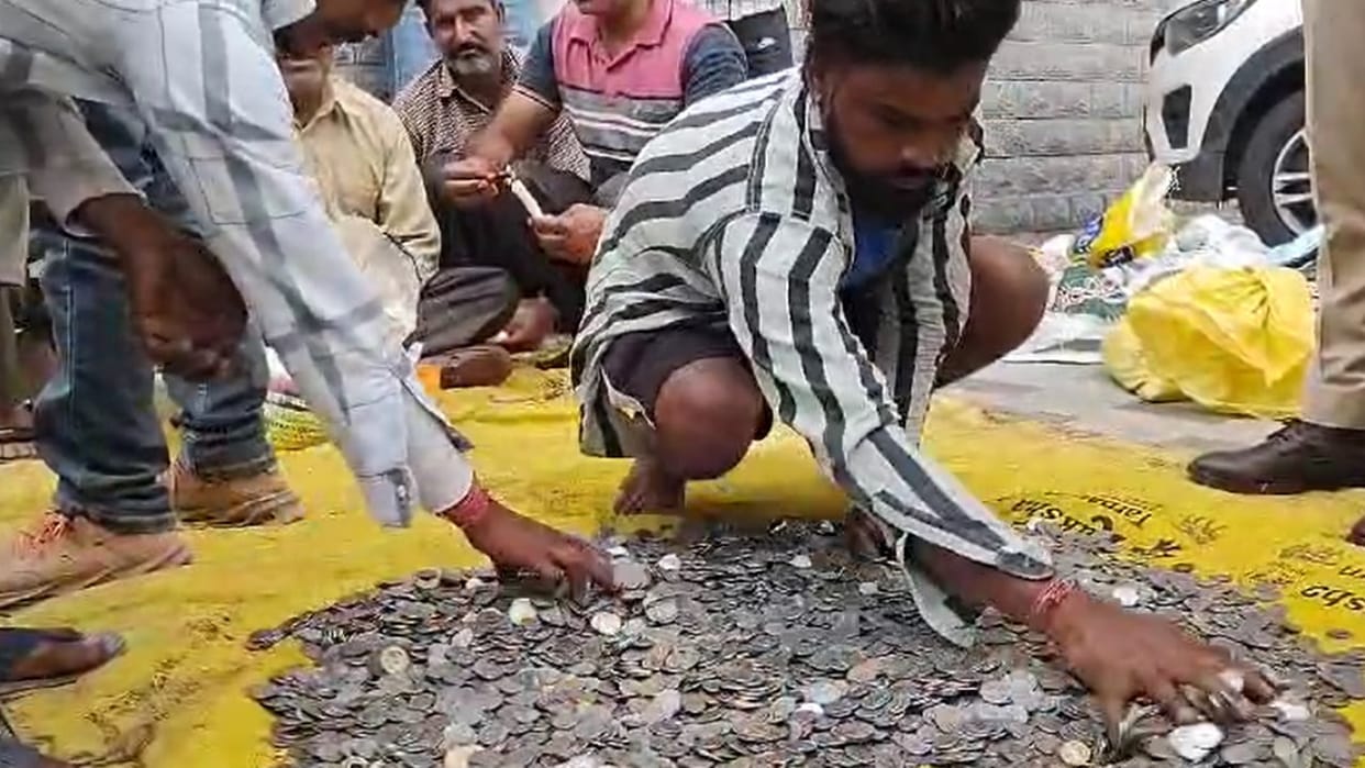 Coins worth Rs 12.51 lakh were filled in 82 sacks caught from a vehicle in Santoshgarh Una