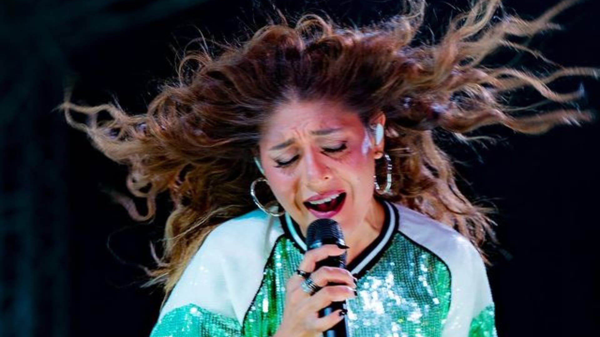 Sunidhi Chauhan responding to an excited fan who threw a bottle at her during her live concert in Dehradun