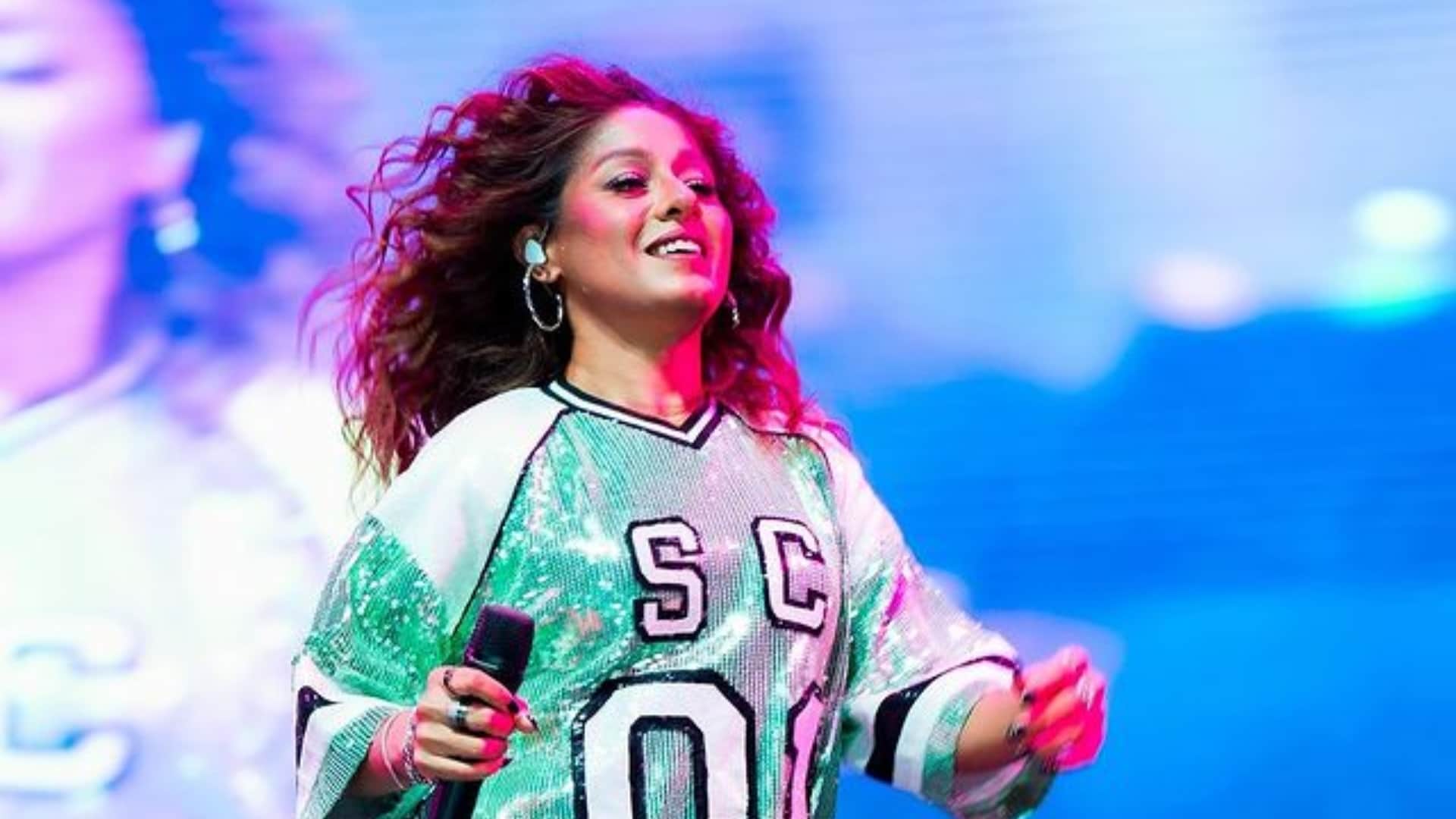 Sunidhi Chauhan responding to an excited fan who threw a bottle at her during her live concert in Dehradun