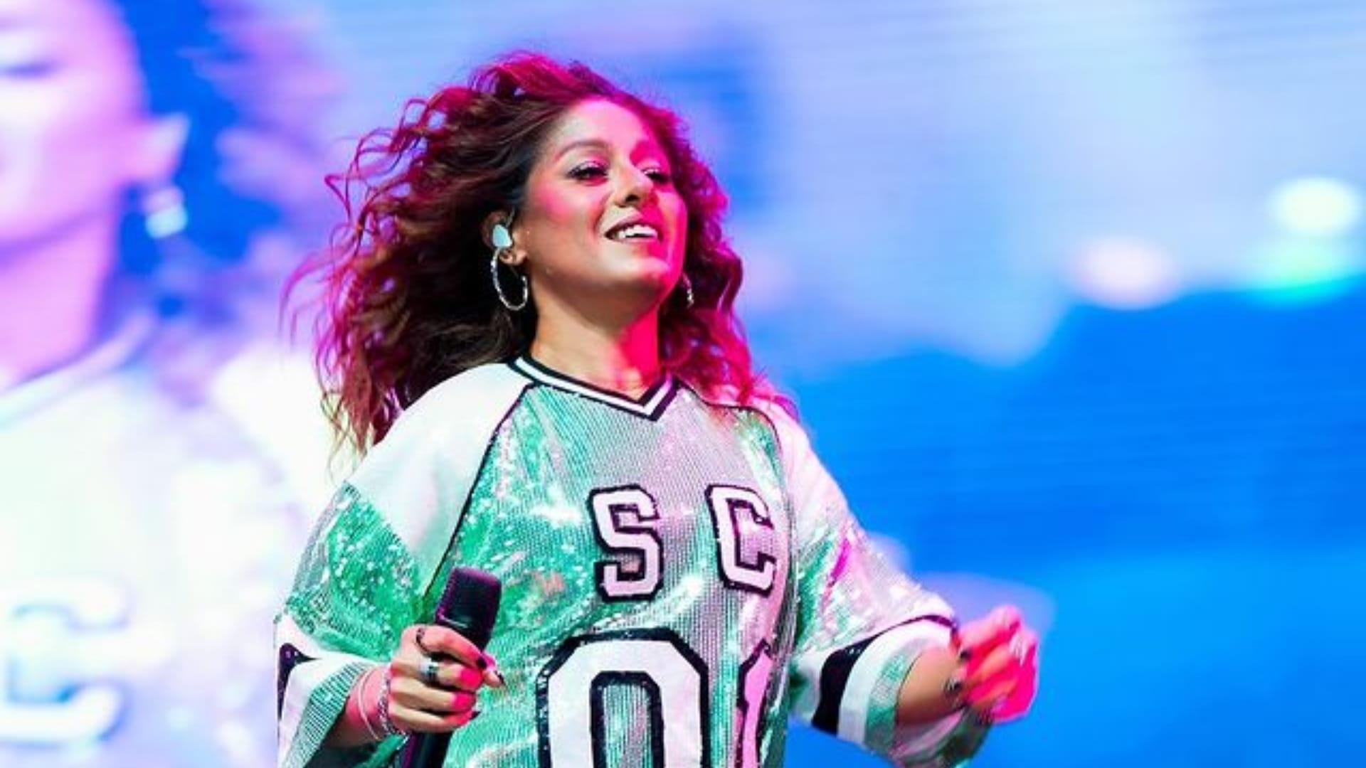 Sunidhi Chauhan responding to an excited fan who threw a bottle at her during her live concert in Dehradun
