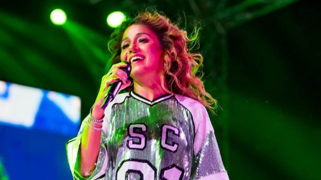 Sunidhi Chauhan responding to an excited fan who threw a bottle at her during her live concert in Dehradun