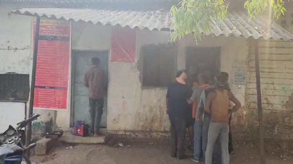 Thieves broke lock of liquor shop and took away boxes of liquor guard kept sleeping in Korba