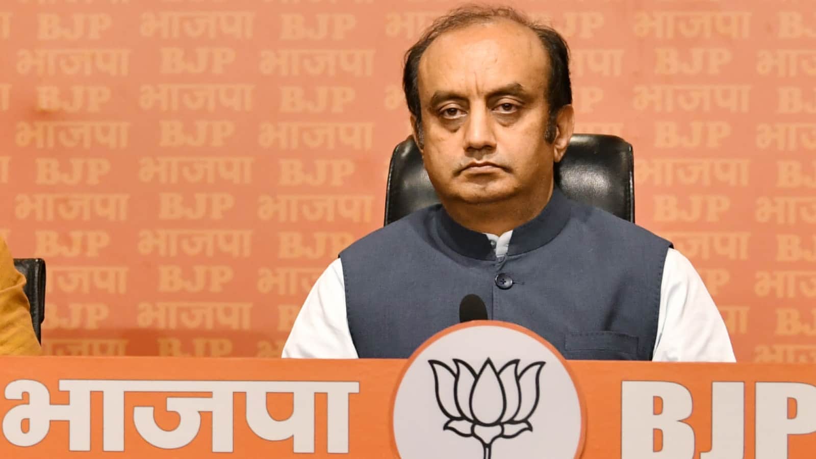 Sambhal Issue: What did Rahul Gandhi Stopped to reach on Delhi UP Border BJP asked why did he not do Kolkata
