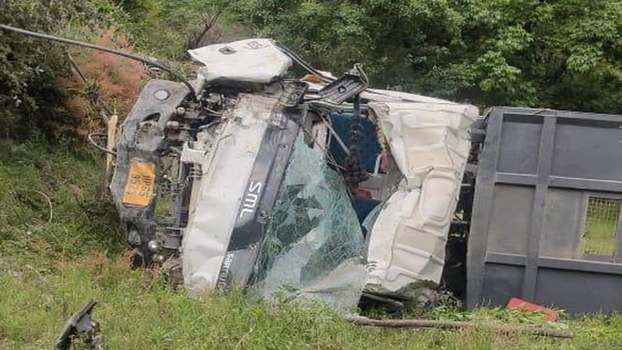 Kullu News Tipper fell into ditch in Banjar three died