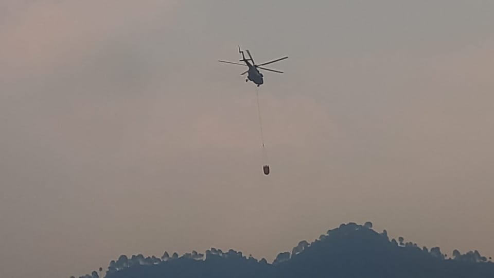 Uttarakhand Forest Fire Indian Air Force extinguish fire by helicopter in Srinagar Photos