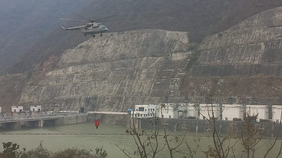 Uttarakhand Forest Fire Indian Air Force extinguish fire by helicopter in Srinagar Photos