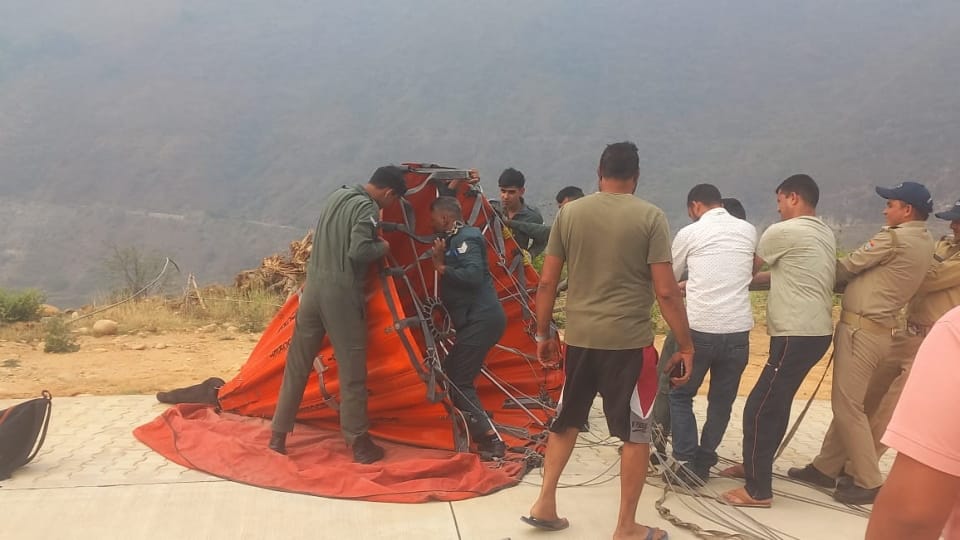 Uttarakhand Forest Fire Indian Air Force extinguish fire by helicopter in Srinagar Photos