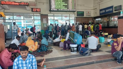 कैंट रेलवे स्टेशन के पूछताछ केंद्र के बाहर बैठे यात्री।
