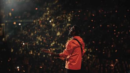 Arijit Singh said stage is my temple and pick food from stage during london concert video viral on internet