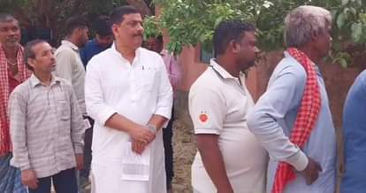 वोट देने के लिए कतार में खड़े राज्यसभा सांसद संजय झा।