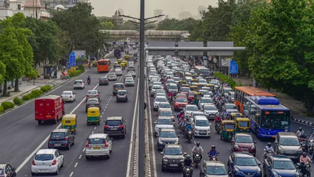 Delhi Pollution GRAP Stage 3 restrictions lifted BS-3 Petrol, BS-4 Diesel car ban in Delhi Latest News