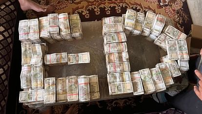 UP: नोएडा अथॉरिटी में तैनात पूर्व अफसर के दुबई में होटल और सिंगापुर में कई संपत्ति, ईडी के राडार पर ED will interrogate to many officers in lotus 300 scam.