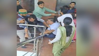 Kicking and punching between the manager and employees of the company running the CM helpline in shimla