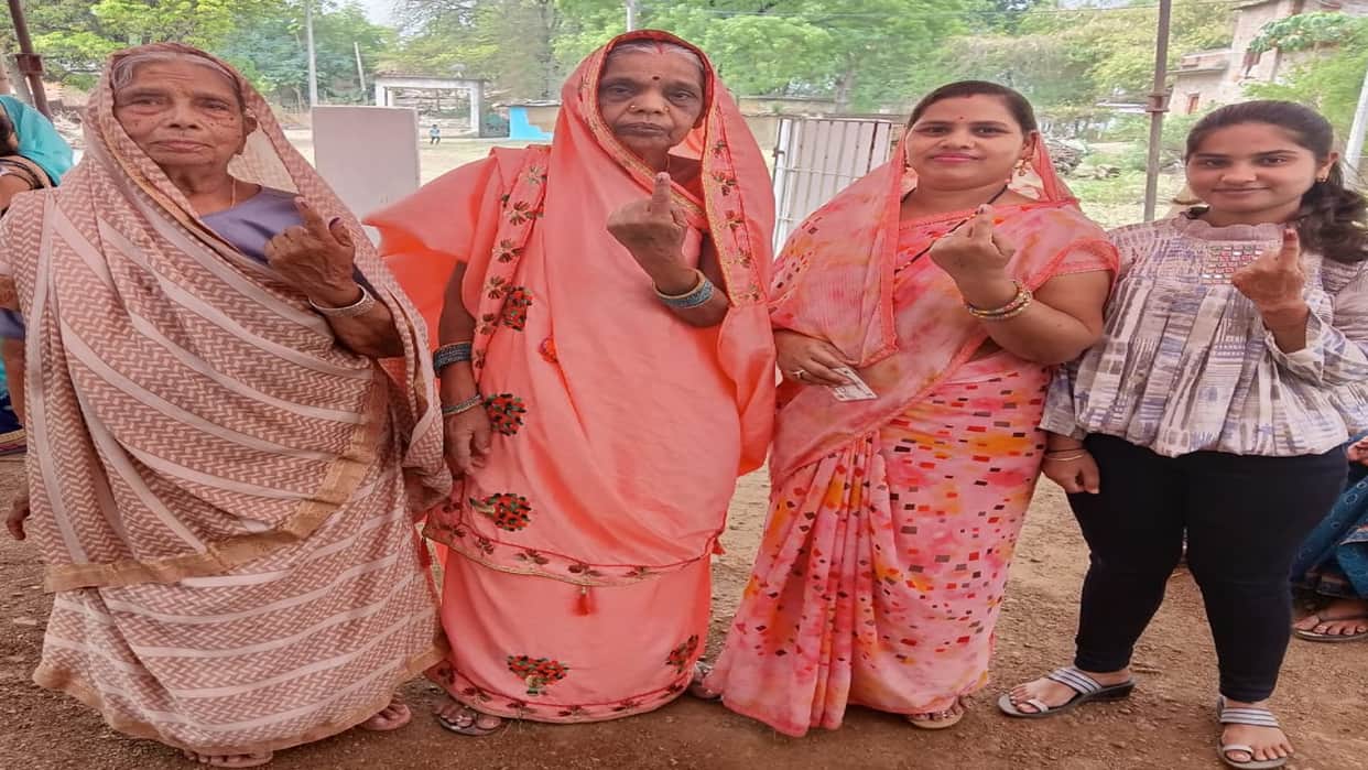 CG Loksabha Election: four generations voted together polling booth