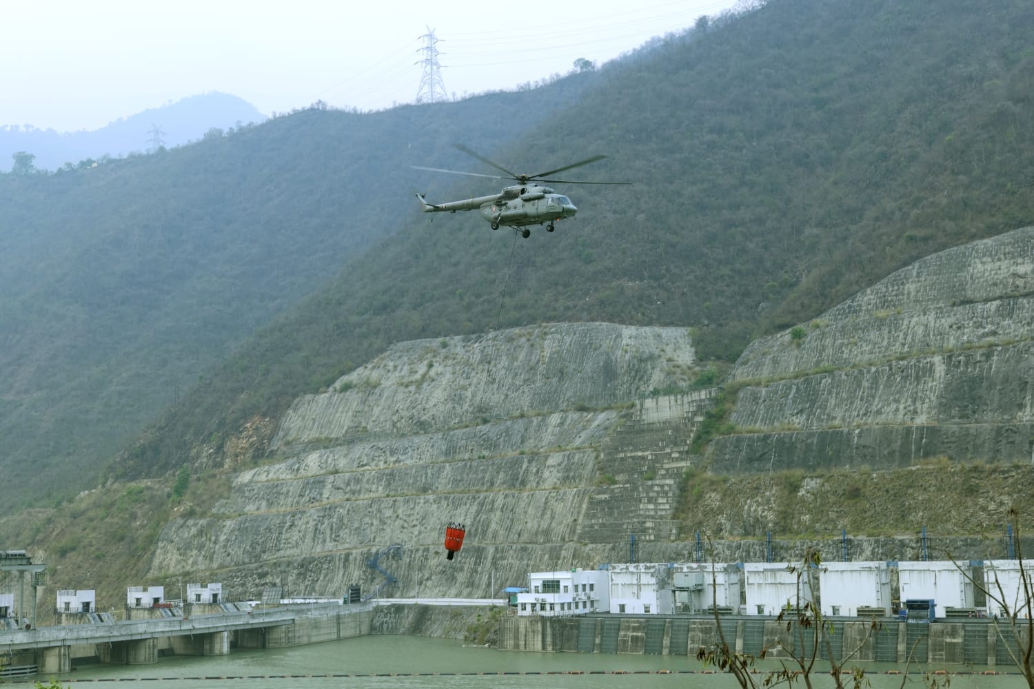 Uttarakhand Forest fire at 68 places in 24 hours Air Force helicopters again rained water in Pauri