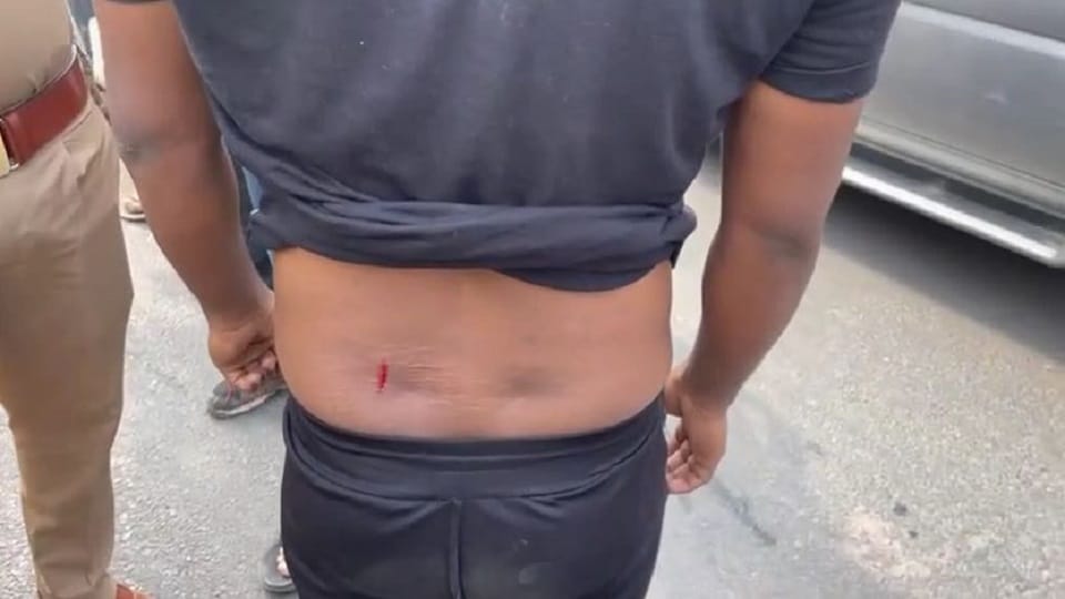 Lok sabha chunav 2024 Policemen brutally beat up a young man who went to vote in Agra