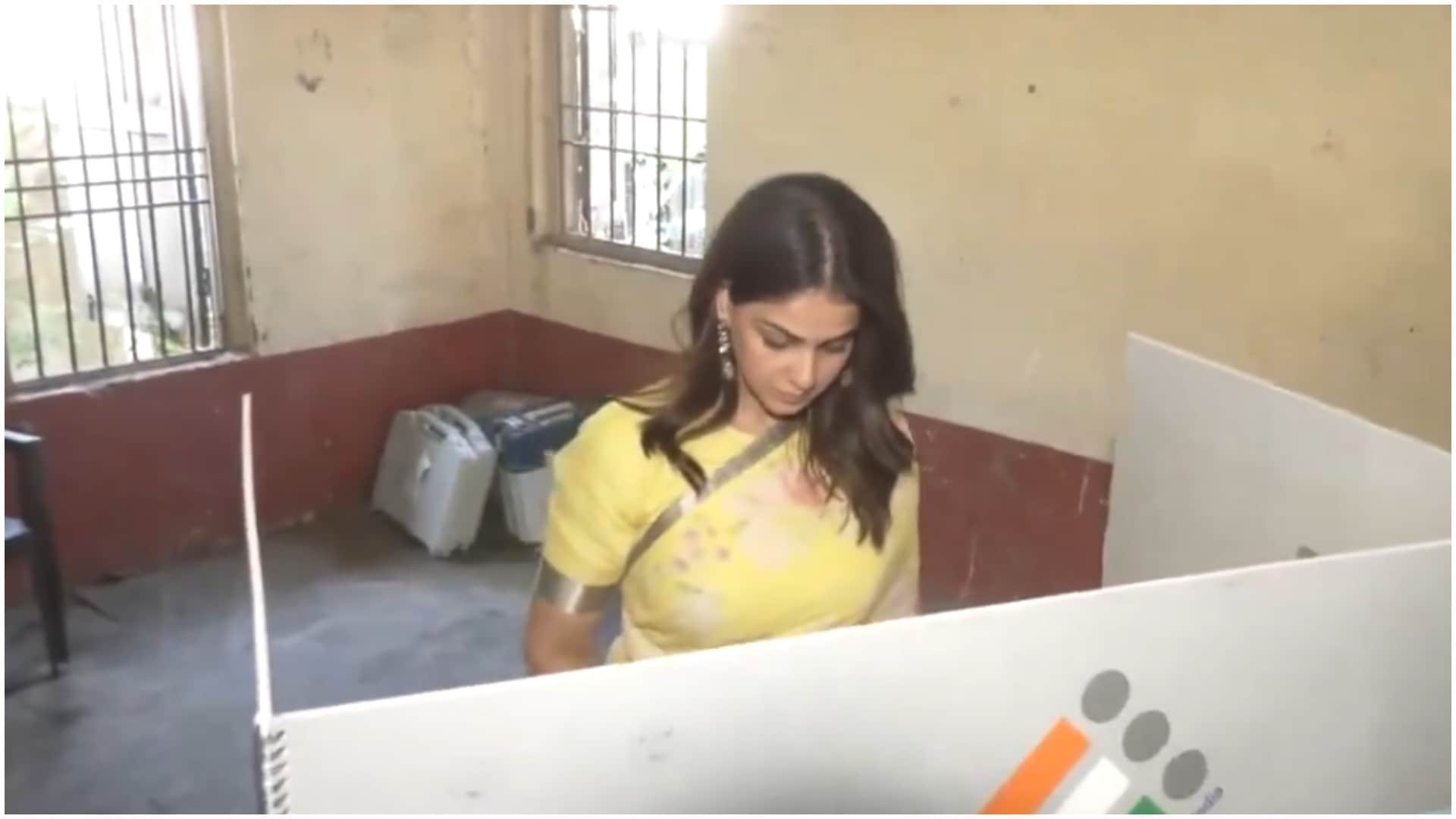 Housefull 5 Actor Riteish Deshmukh and Genelia DSouza cast their vote in Lok Sabha Elections 2024 See Video