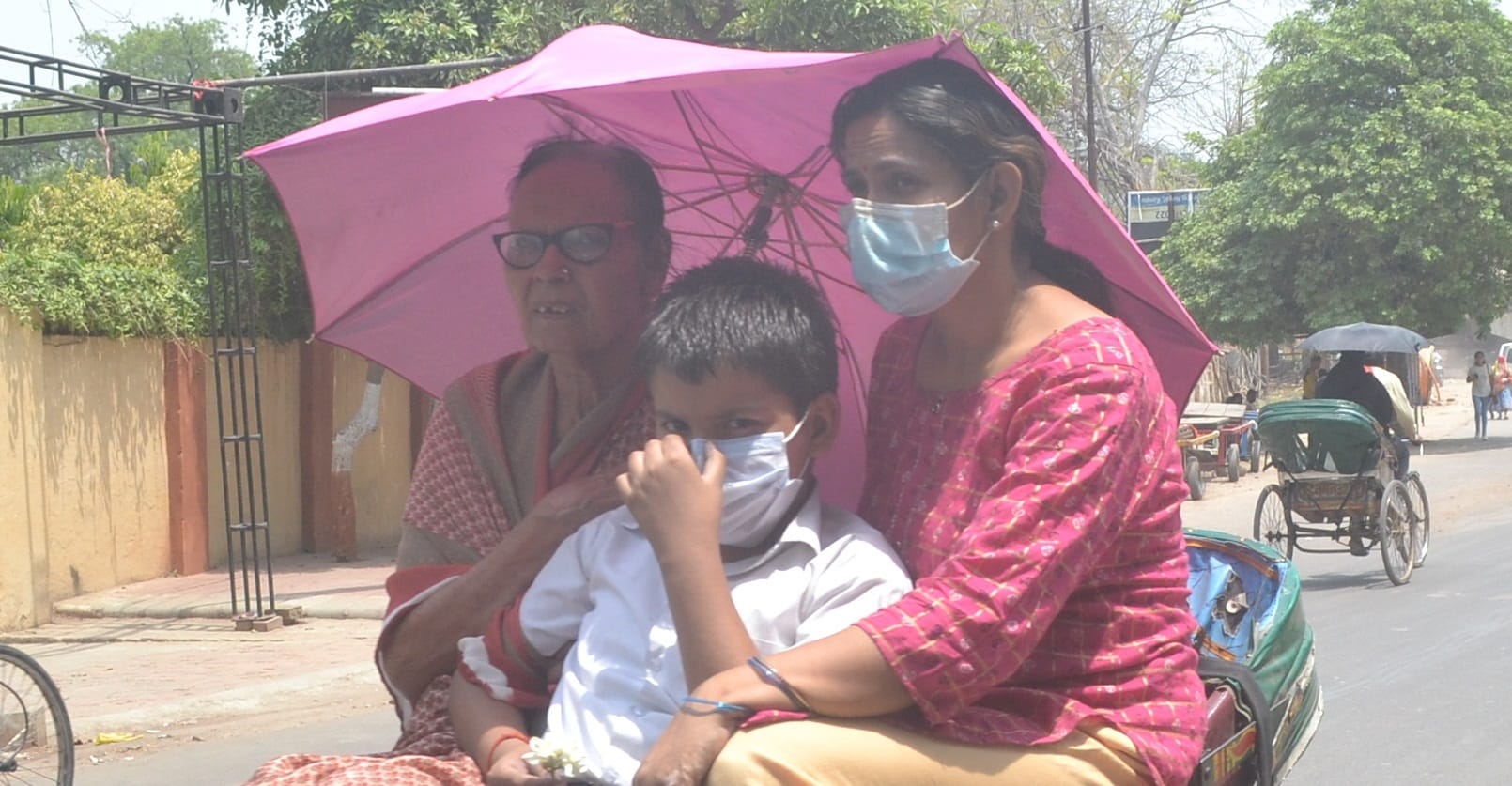Kanpur Weather Update Northeastern wind blew in Phalgun mercury crossed 30 degrees farmers worries increased