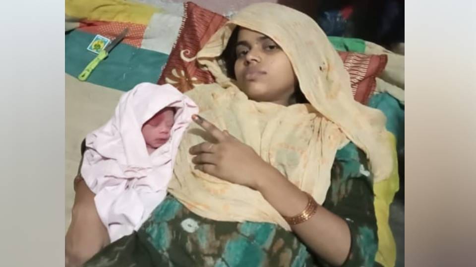 woman suffered labor pain at booth During voting in Kasganj gave birth to son at health center