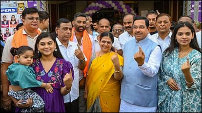 PHOTOS: कोई बारिश के बीच वोट देने पहुंचा तो किसी को दिव्यांगता भी न रोक पाई, देखें तीसरे चरण के मतदान की झलक Lok Sabha Polls polling booths third phase election photos news in hindi