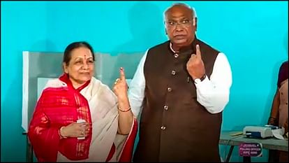 PHOTOS: कोई बारिश के बीच वोट देने पहुंचा तो किसी को दिव्यांगता भी न रोक पाई, देखें तीसरे चरण के मतदान की झलक Lok Sabha Polls polling booths third phase election photos news in hindi