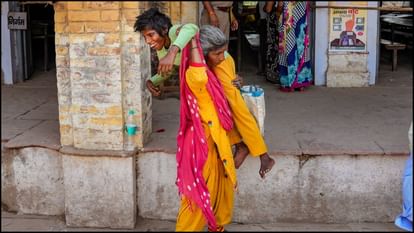 PHOTOS: कोई बारिश के बीच वोट देने पहुंचा तो किसी को दिव्यांगता भी न रोक पाई, देखें तीसरे चरण के मतदान की झलक Lok Sabha Polls polling booths third phase election photos news in hindi