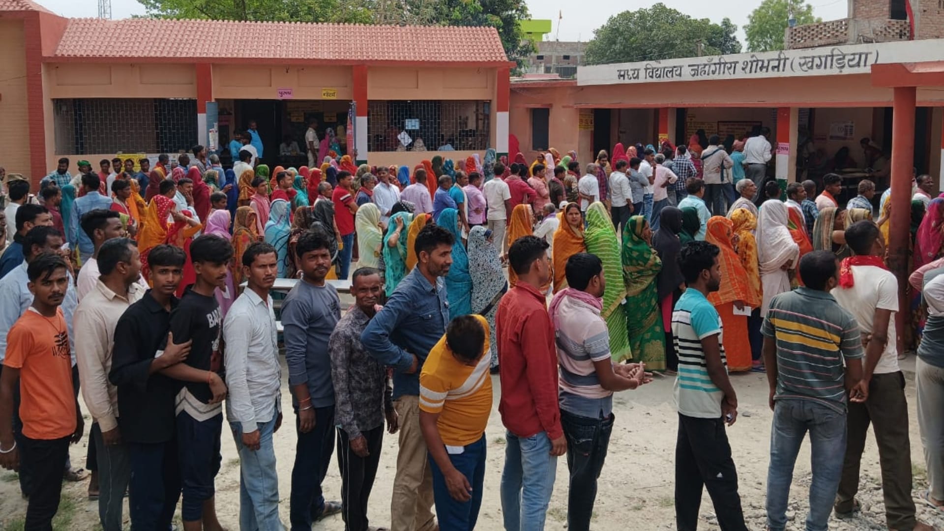 अपनी बारी का इंतजार करते मतदाता।