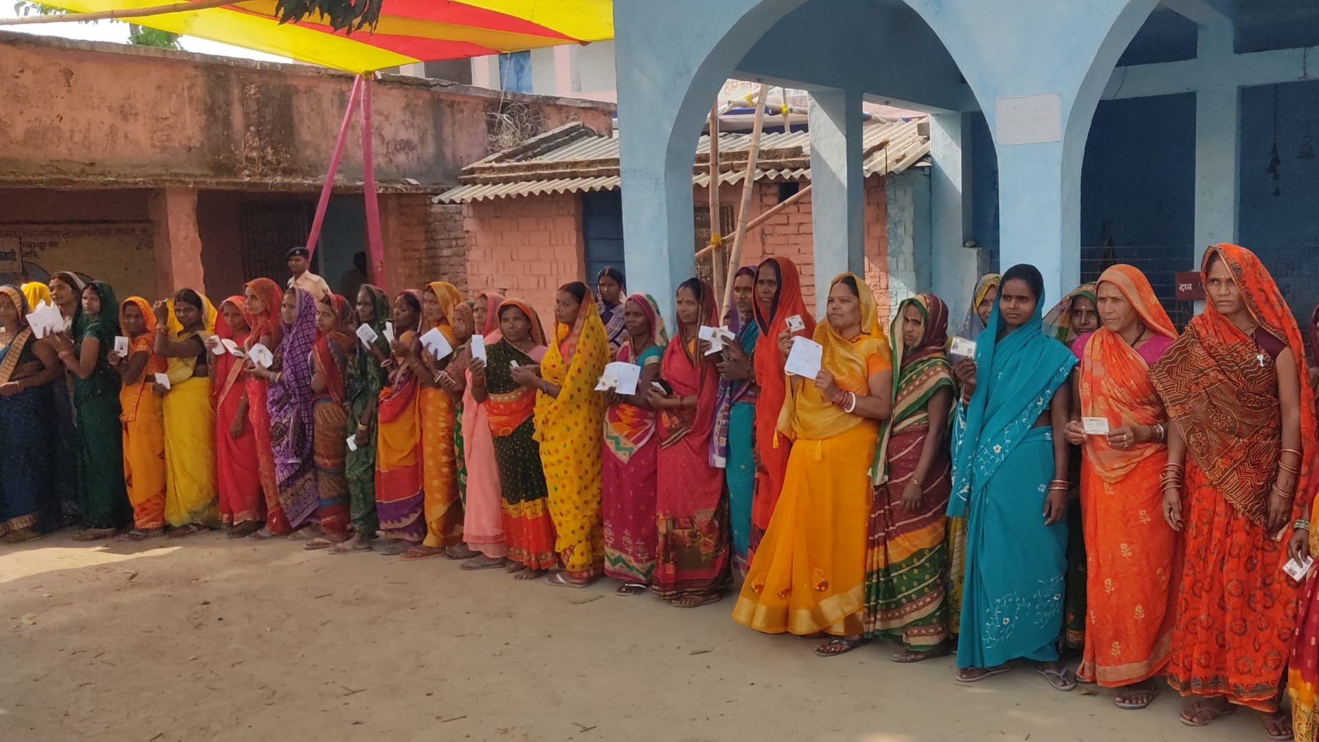 अपना वोट देने का इंतजार करती महिलाएं।