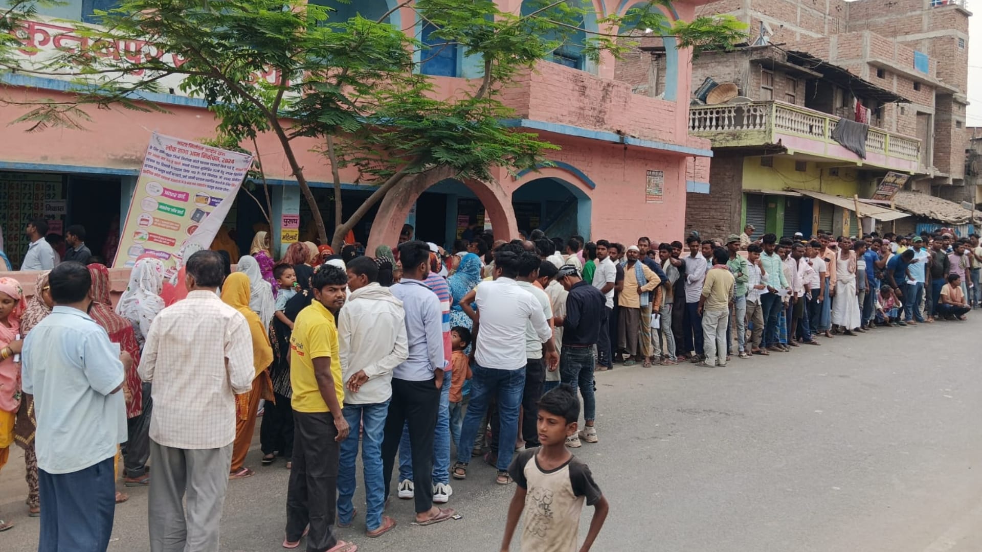 खगड़िया में मतदाताओं की लम्बी भीड़