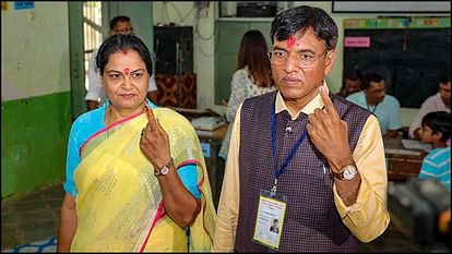PHOTOS: कोई बारिश के बीच वोट देने पहुंचा तो किसी को दिव्यांगता भी न रोक पाई, देखें तीसरे चरण के मतदान की झलक Lok Sabha Polls polling booths third phase election photos news in hindi