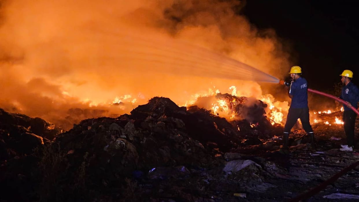 Massive fire broke out in a junk warehouse Roorkee Uttarakhand News in hindi