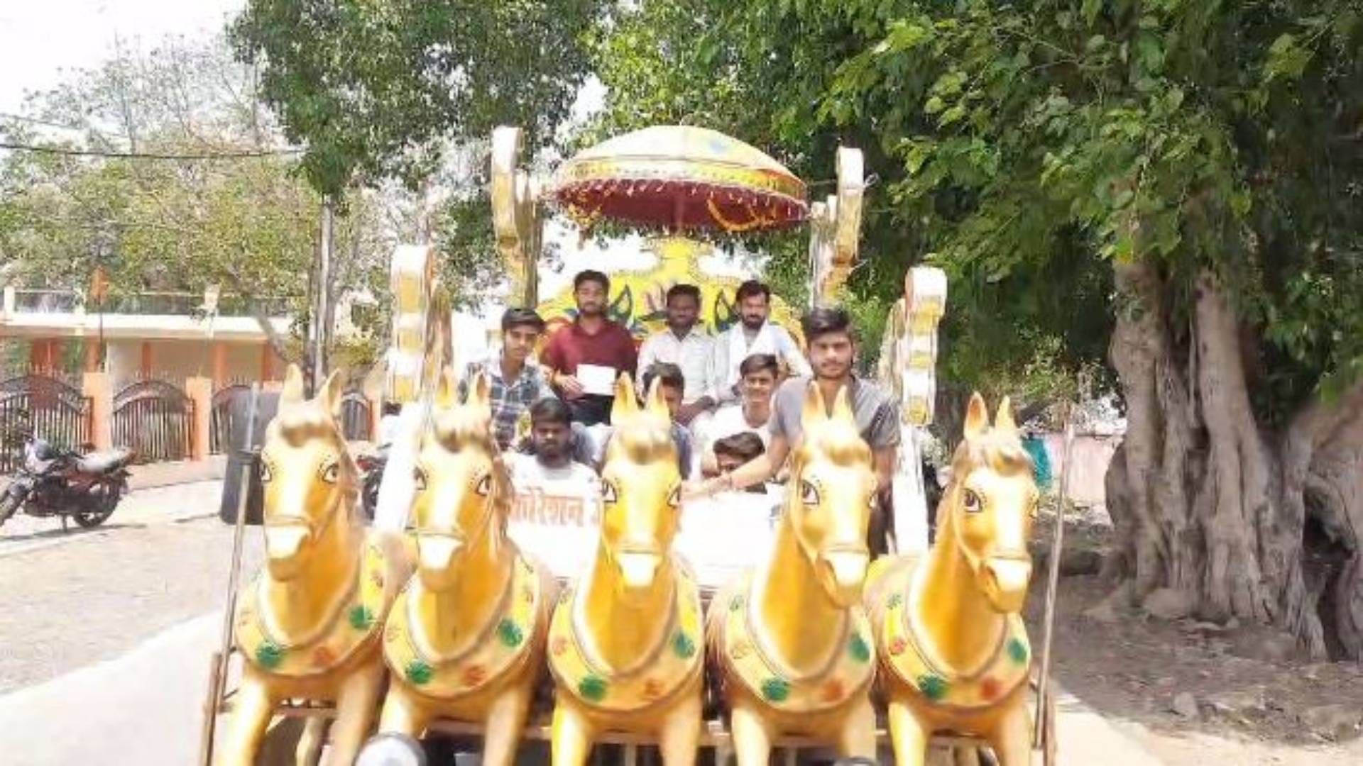 MP Lok Sabha Election Excitement about voting in Sagar first time voters went sitting on a buggy