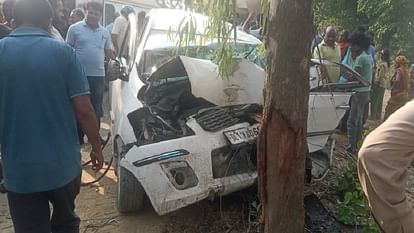 Amroha: Uncontrolled car collides with tree on roadside, mother and daughter killed... four injured